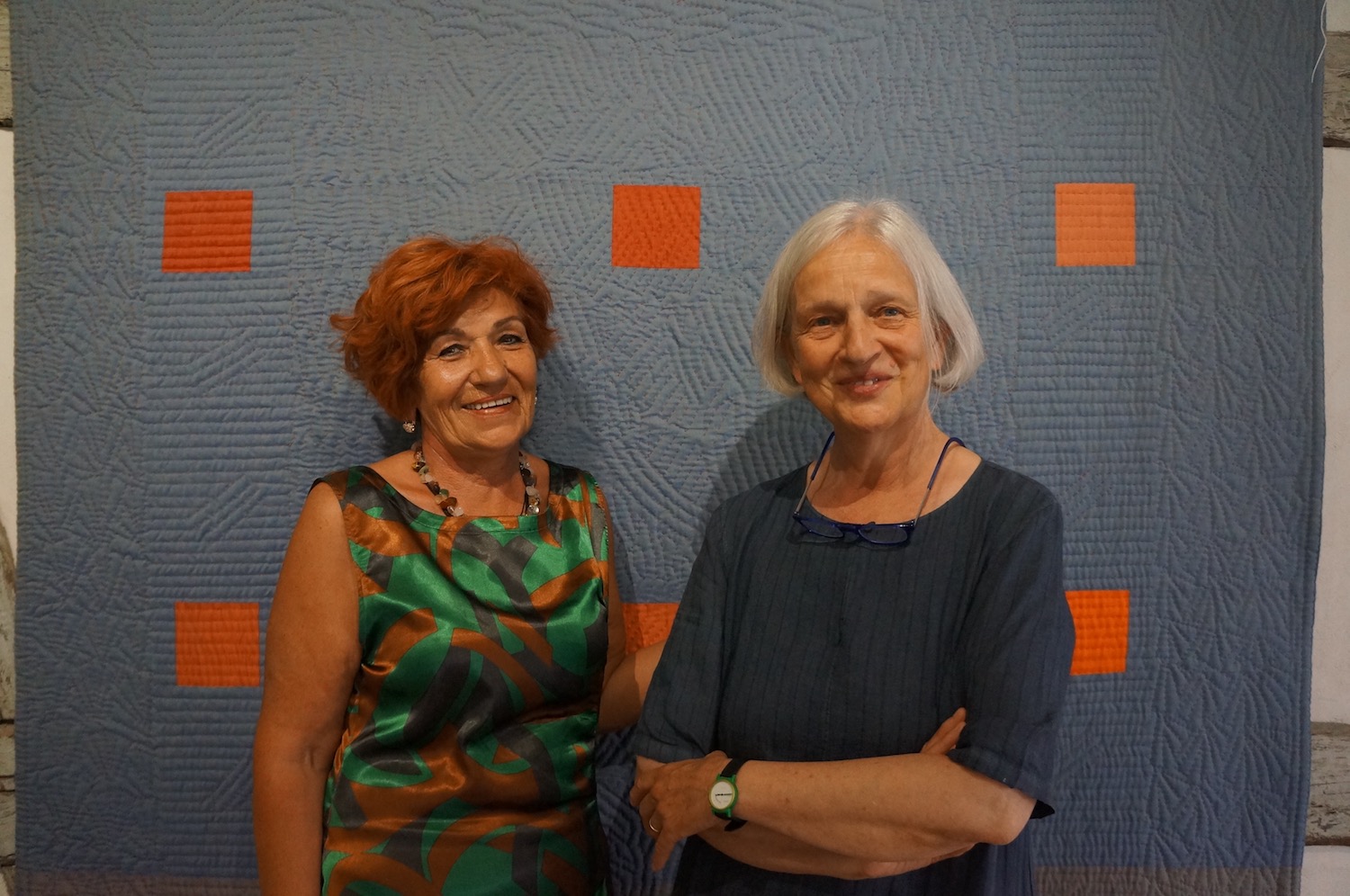 Grenzüberschreitende Frauenpower: Safira Hošo (links) und Lucia Lienhard-Giesinger schaffen gemeinsam Quilts