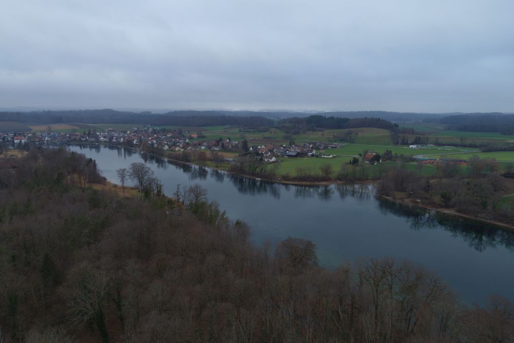 Die Drohne zeigt den Rhein und das nördlich davorliegende Gebiet, heute Büsingen/D